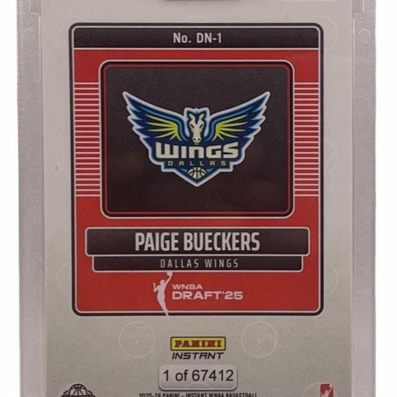 2025 Panini Instant WNBA #DN-1 PAIGE BUECKERS DRAFT NIGHT ROOKIE RC WINGS Sealed - Picture 2 of 3
